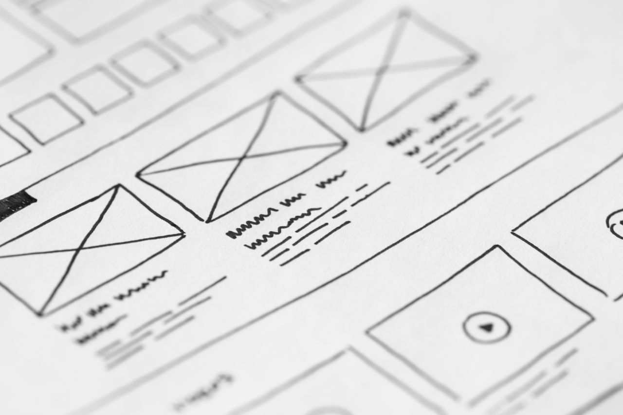 services-02 Detaljan krupni prikaz ručno nacrtanog wireframe dizajna na papiru za UX projekat.